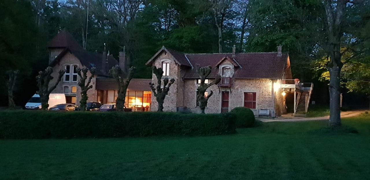 Gite Dans Un Domaine Historique Chevreuse Exterior photo